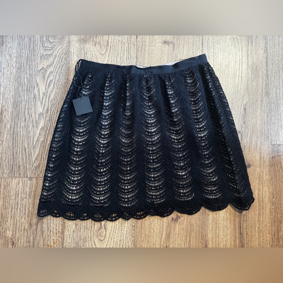 Club Monaco Dresses & Skirts - Club Monaco Noah scallop crochet overlay mini skirt size 8